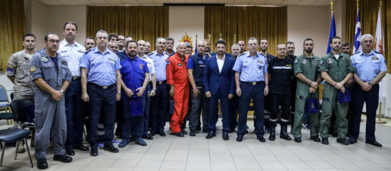 Ο Νίκος Χαρδαλιάς βράβευσε Ιταλούς και Ισπανούς πιλότους που συνέδραμαν στην φωτιά της Εύβοιας